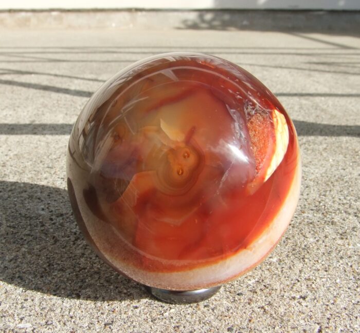 LARGE CARNELIAN POLISHED SPHERE 6.9cm - Image 3