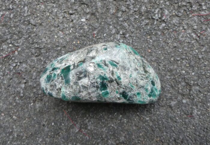 Gemmy Emerald in Mica/Schist - Image 3