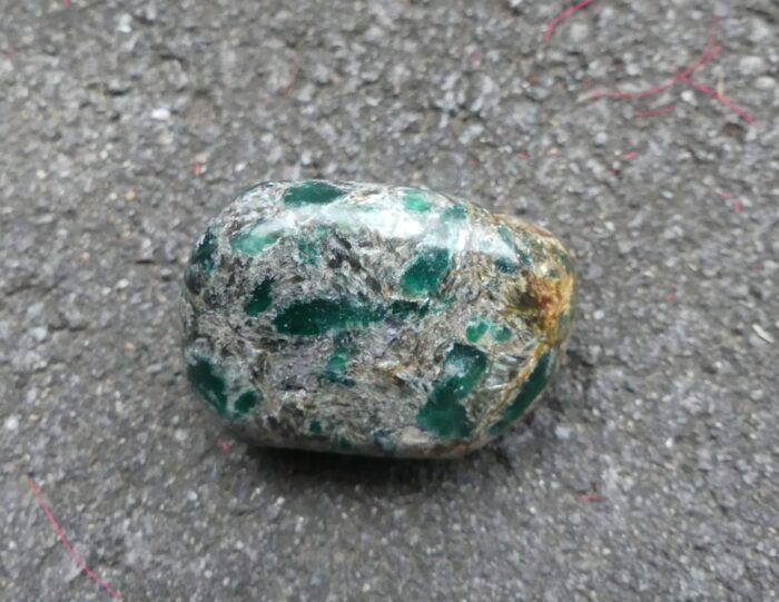 Gemmy Emerald in Mica/Schist - Image 2
