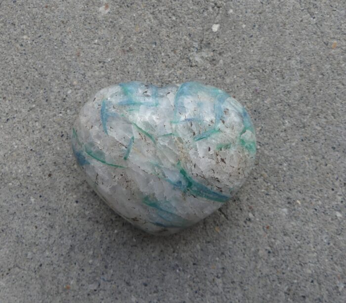 ﻿RARE Blue/Green Kyanite Heart - Image 3
